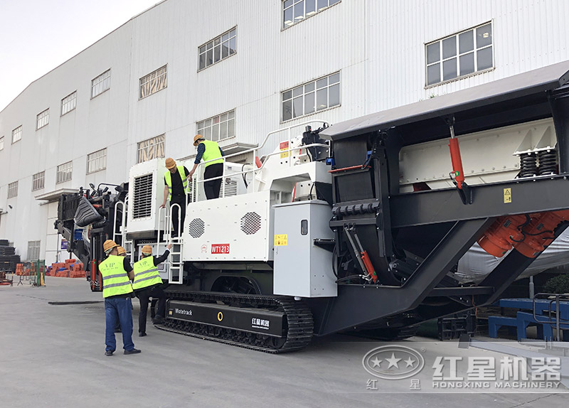 紅星機(jī)器移動磚頭粉碎機(jī)現(xiàn)貨，用戶實地考察