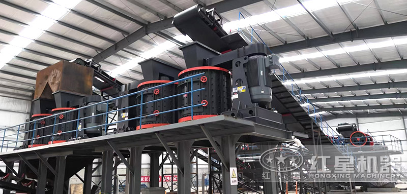 復(fù)合式破碎機作業(yè)現(xiàn)場，多臺設(shè)備搭配