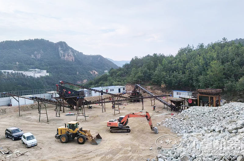 巖石碎石機(jī)工作現(xiàn)場(chǎng)圖片 巖石碎石機(jī)工作現(xiàn)場(chǎng)圖片
