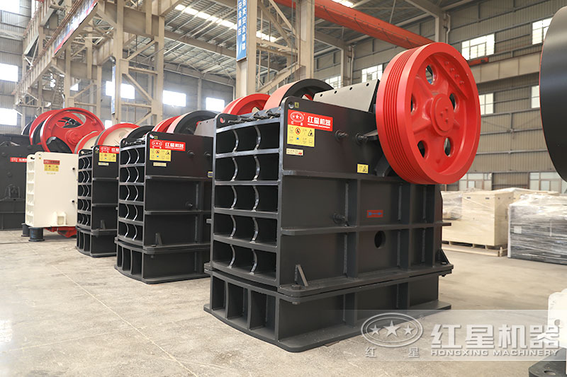 顎式破碎機(jī)型號(hào)規(guī)格多，400鄂破更受歡迎