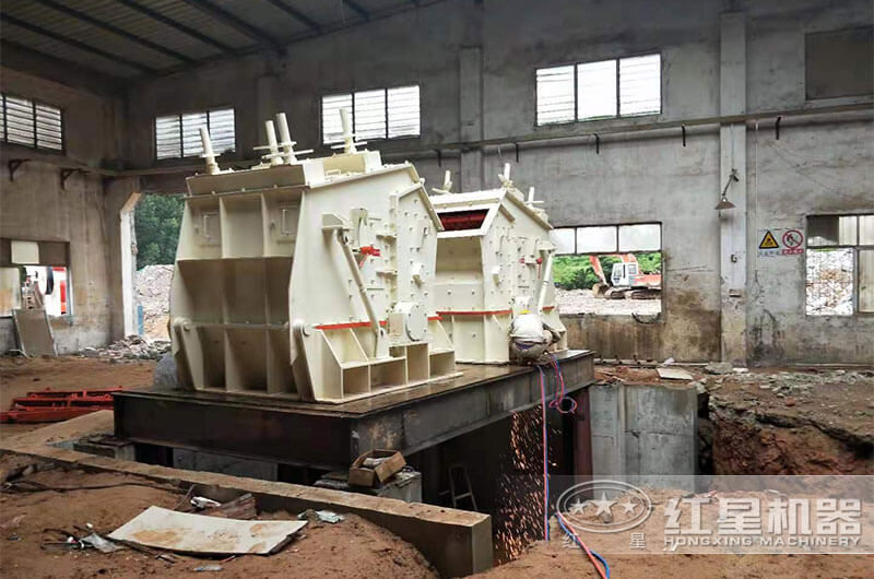 反擊式破碎機(jī)作業(yè)現(xiàn)場 反擊式破碎機(jī)作業(yè)現(xiàn)場