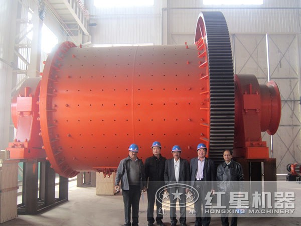 紅星技術專家與環(huán)保節(jié)能大型球磨機合影留念