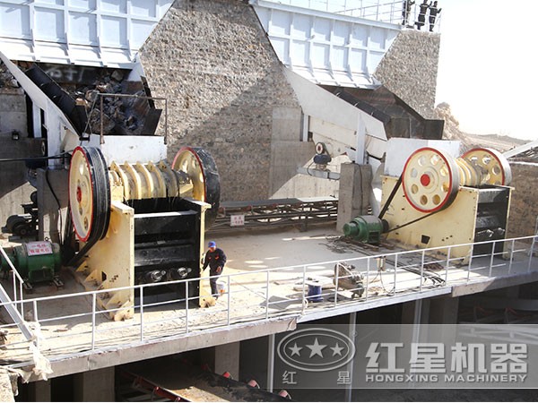 紅星PE-900×1060鄂式破碎機(jī)投入現(xiàn)場(chǎng)施工中