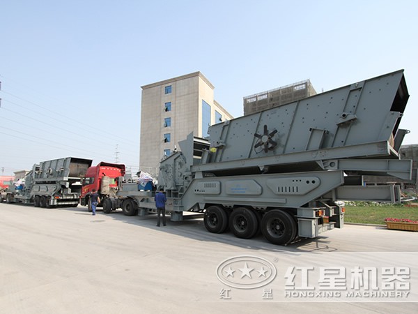 車(chē)頭牽引下正在前行的青石移動(dòng)磕石機(jī)