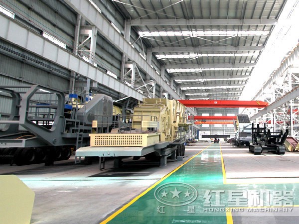 紅星移動(dòng)車(chē)載式打石機(jī)生產(chǎn)車(chē)間