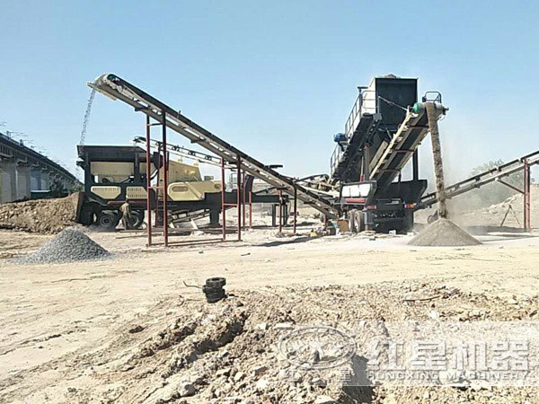 流動(dòng)石頭破破碎機(jī)作業(yè)現(xiàn)場