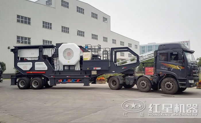 小型移動(dòng)石子破碎機(jī)車(chē)頭牽引即可行走、方便省事