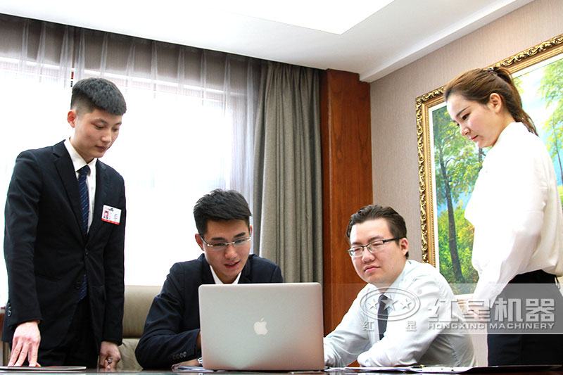 紅星支持定制服務(wù)，圖為客戶核對(duì)方案設(shè)備