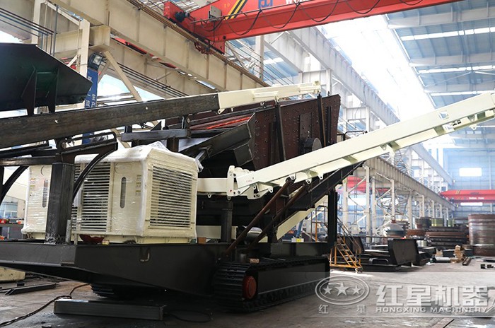 履帶式流動反擊碎石機車間安裝作業(yè)圖