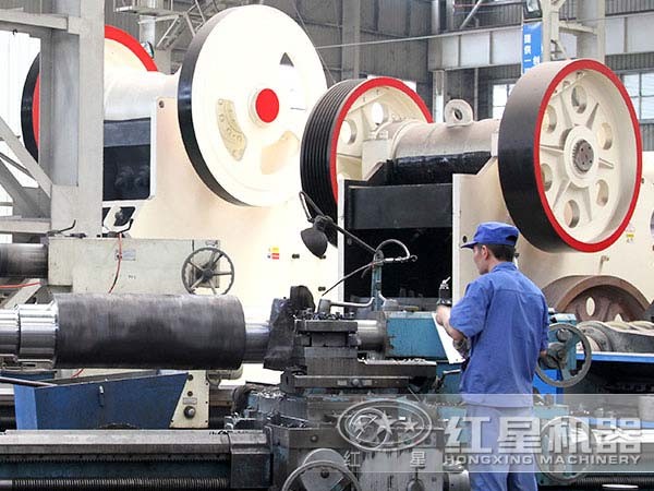 小型粗碎機(jī)車間生產(chǎn)現(xiàn)場(chǎng) 小型粗碎機(jī)車間生產(chǎn)現(xiàn)場(chǎng)