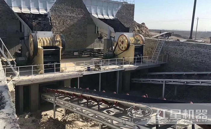 顎式破碎機(jī)用作石頭的粗碎，現(xiàn)場(chǎng)實(shí)拍