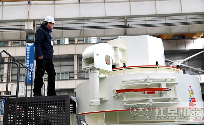 用戶參觀VSI7A沖擊式制砂整形機(jī)機(jī)進(jìn)料口