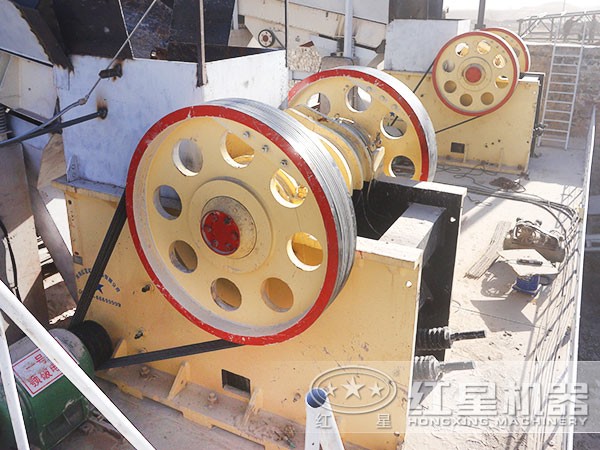 顎式破碎機施工現(xiàn)場