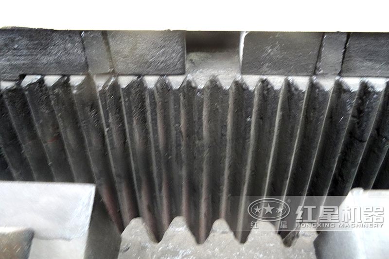 細(xì)顎破機進(jìn)料口