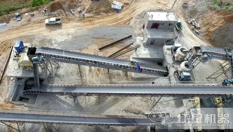 固定式破碎生產(chǎn)線(xiàn)工作現(xiàn)場(chǎng)