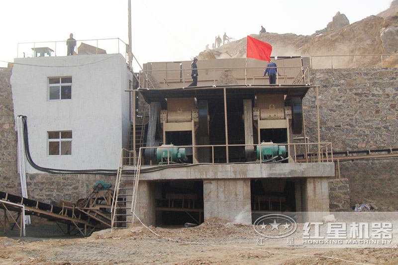 大型顎式破碎機現(xiàn)場