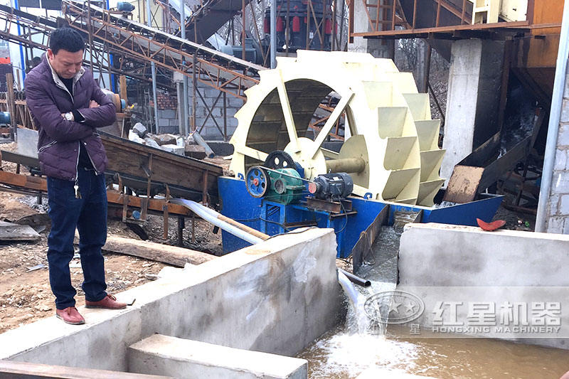 設(shè)置蓄水池，加入絮凝劑可實(shí)現(xiàn)水循環(huán)，環(huán)保