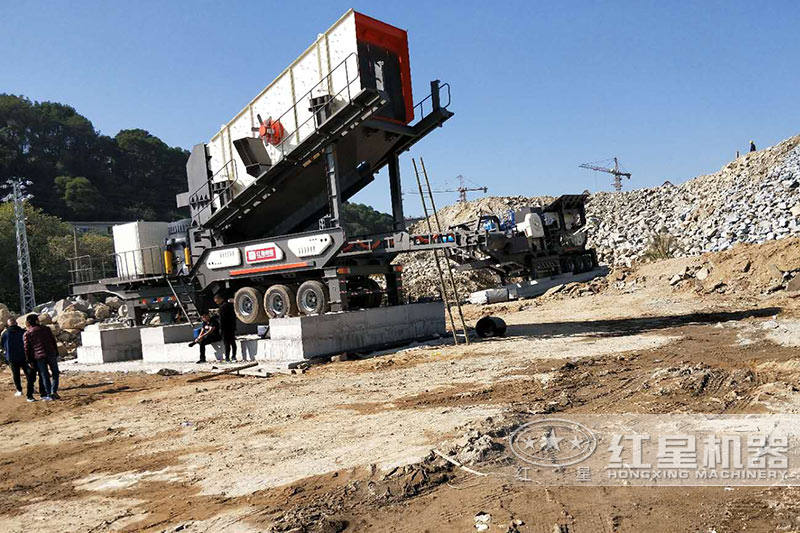 紅星技術人員現(xiàn)場調試移動破碎站