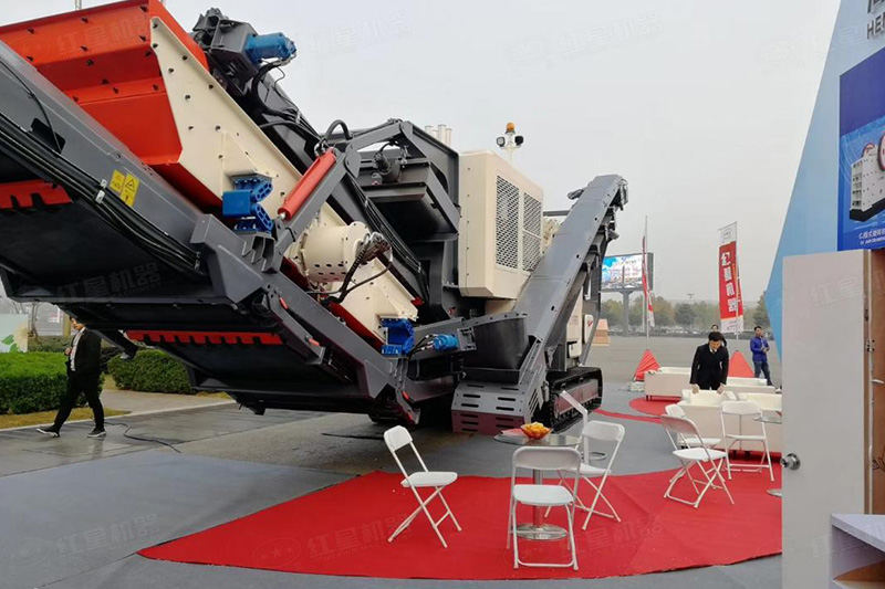 綠色履帶式移動(dòng)破碎站在現(xiàn)場 綠色履帶式移動(dòng)破碎站在現(xiàn)場