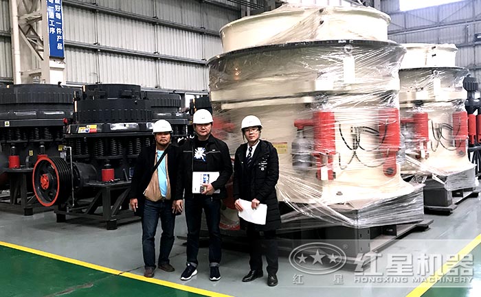 客戶(hù)參觀紅星圓錐破廠區(qū)