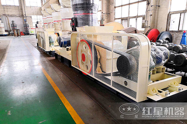 對輥式粉碎機(jī)車間展示