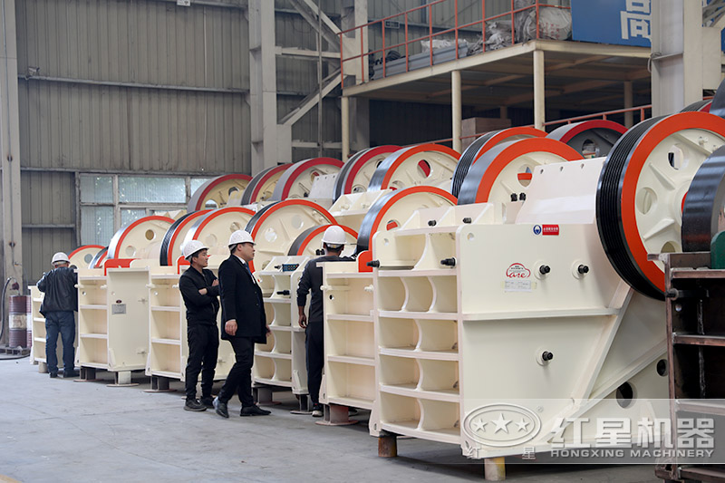 近距離參觀更能了解顎式石頭破碎機(jī)的材質(zhì)、構(gòu)造