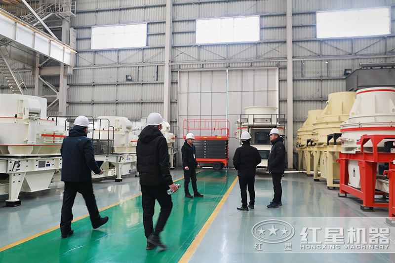 客戶在制砂機(jī)車間參觀，更多設(shè)備等你了解