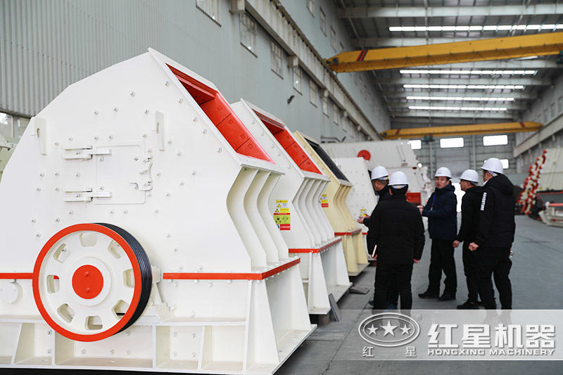 用戶(hù)在錘破車(chē)間參觀考察，技術(shù)人員耐心講解