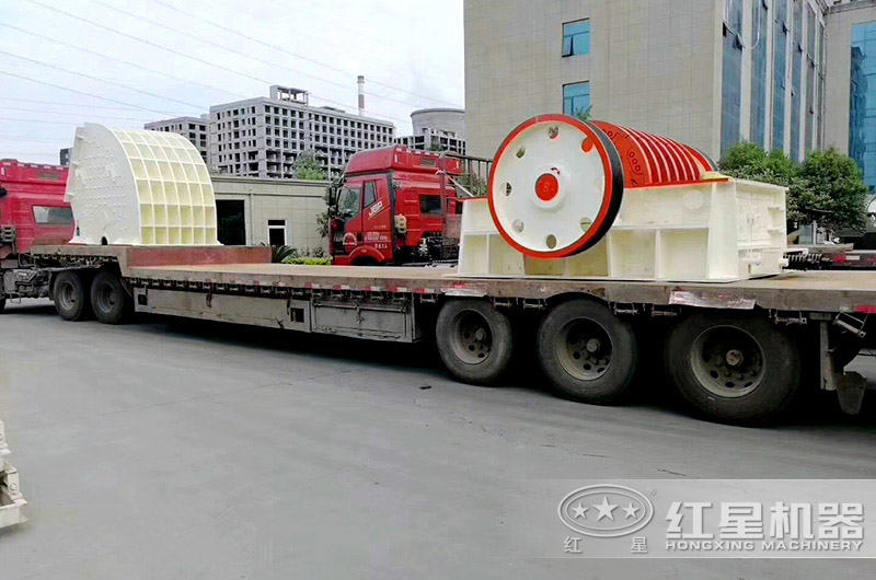 小型破碎機(jī)裝車完畢，等待發(fā)貨