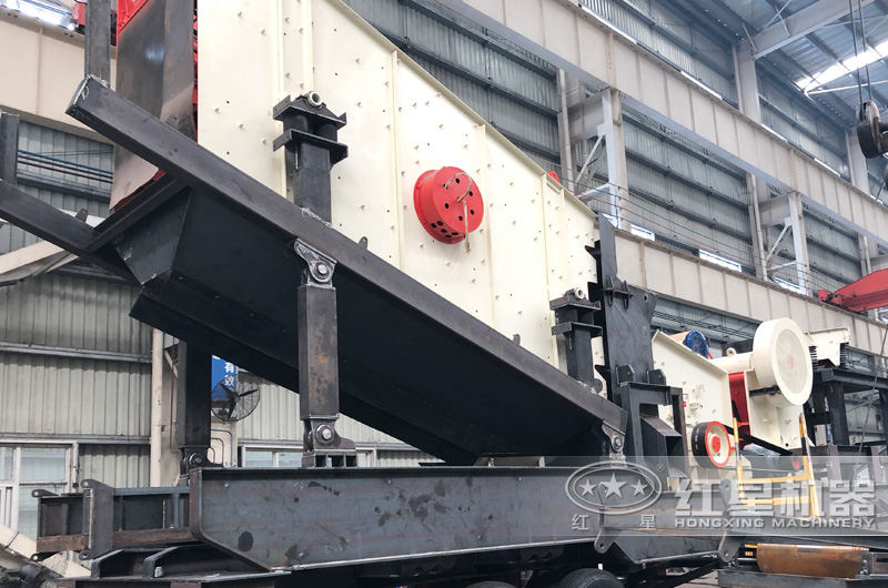 移動(dòng)破碎篩分一體機(jī)，圖為搭載反擊破和振動(dòng)篩