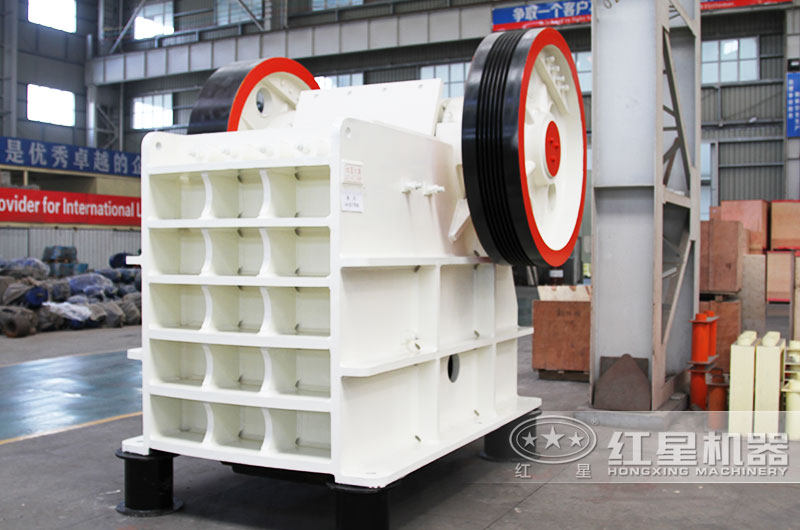 顎式破碎機處理花崗巖粗碎，用于一級破碎