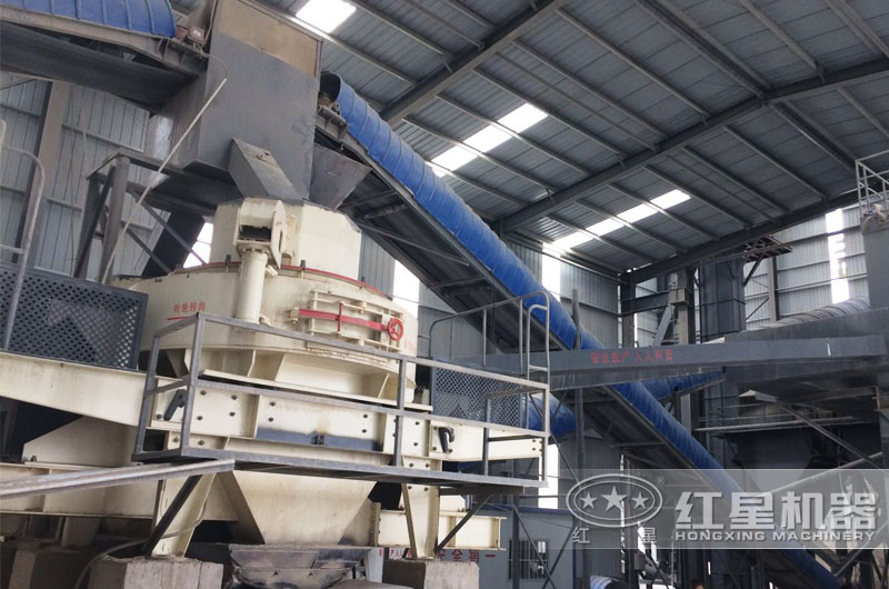 鵝卵石制砂機(jī)鞏義作業(yè)現(xiàn)場，密封作業(yè)更環(huán)保