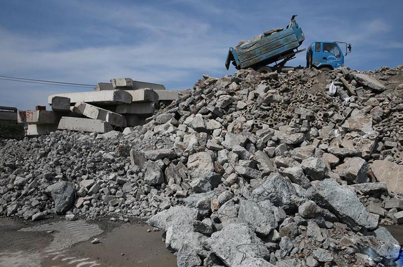 堆積如山的廢棄磚渣、磚塊