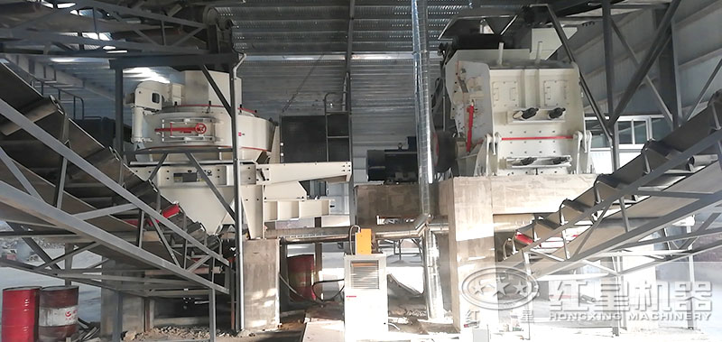 人造沙機(jī)器生產(chǎn)現(xiàn)場(chǎng)