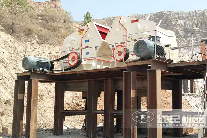 2臺反擊破制砂機作業(yè)現場